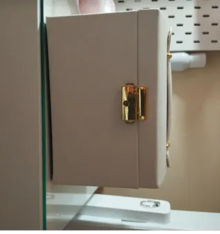 Joyero blanco con detalles dorados