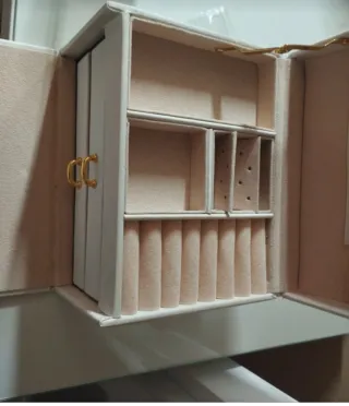 Joyero blanco con detalles dorados