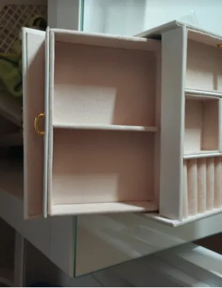 Joyero blanco con detalles dorados