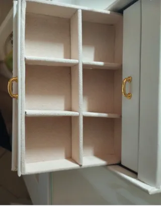 Joyero blanco con detalles dorados