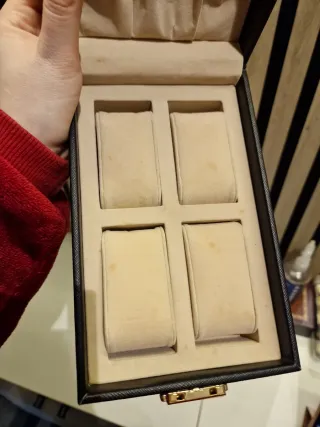 Joyero para relojes con cierre dorado