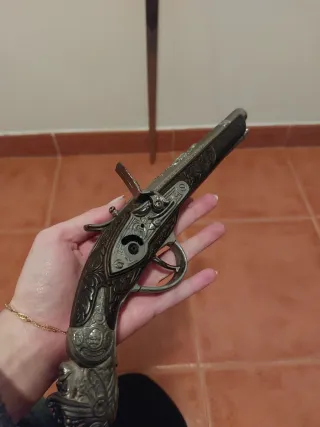 Espada y pistola de juguete decorativas