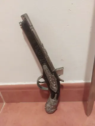 Espada y pistola de juguete decorativas