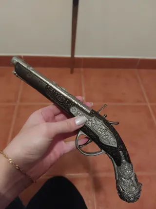 Espada y pistola de juguete decorativas