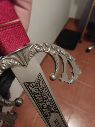 Espada y pistola de juguete decorativas