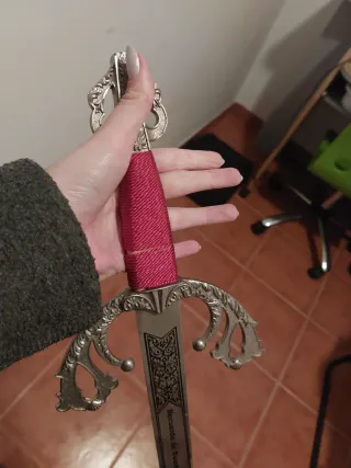 Espada y pistola de juguete decorativas