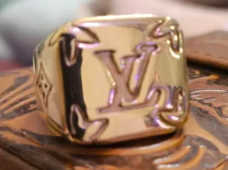 Anillo acero chapado oro Monograma