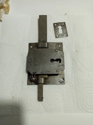 Cerraduras antiguas de metal