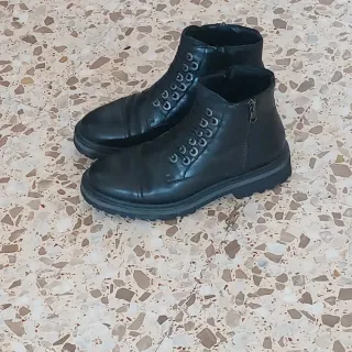 Botines negros con cordones y cremallera