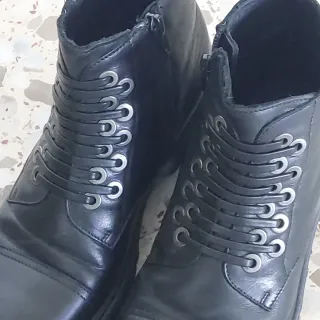 Botines negros con cordones y cremallera