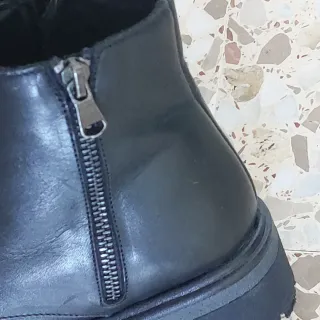 Botines negros con cordones y cremallera