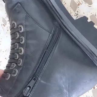 Botines negros con cordones y cremallera