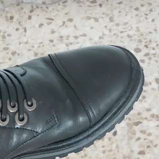 Botines negros con cordones y cremallera
