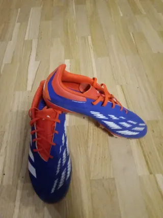 Botas de fútbol Adidas azules y rojas
