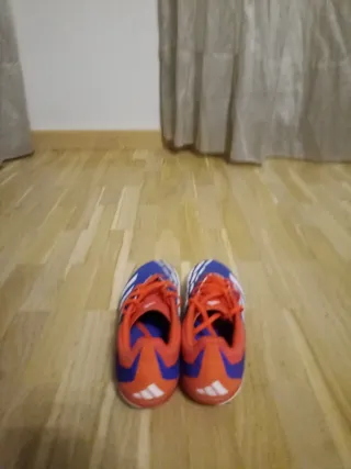 Botas de fútbol Adidas azules y rojas