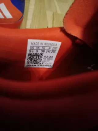 Botas de fútbol Adidas azules y rojas