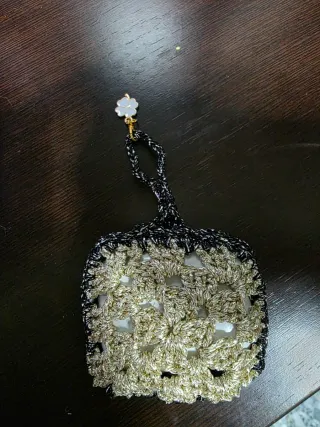 Funda Auriculares Crochet Negra y Dorada