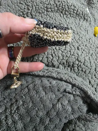 Funda Auriculares Crochet Negra y Dorada