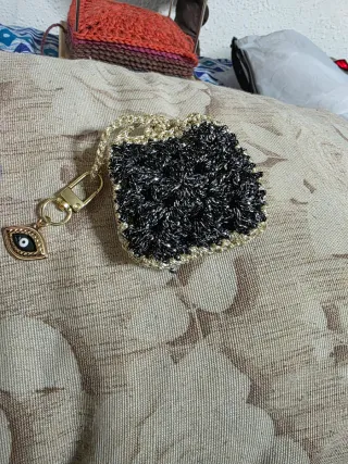 Funda Auriculares Crochet Negra y Dorada