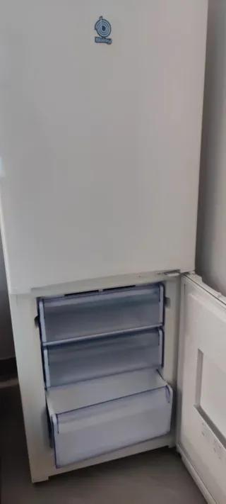 Nevera con congelador blanca.Marca Balay.