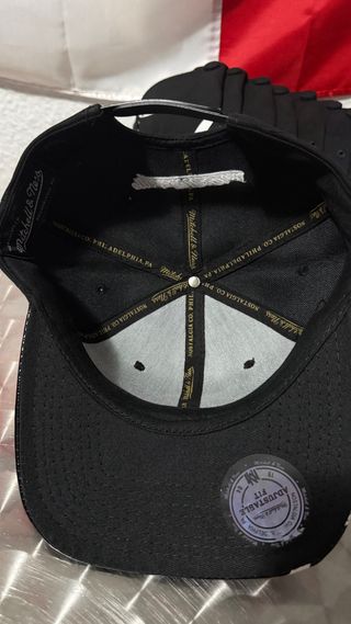 Gorra negra con logo blanco