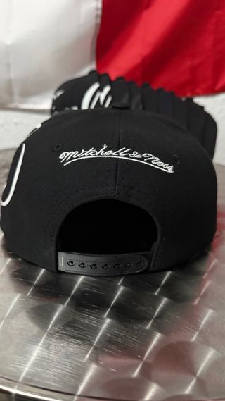 Gorra negra con logo blanco