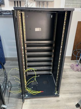 Armario Rack 10U para Baterías Pylontech