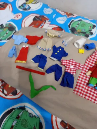 Cajita con 2 muñecos y ropa