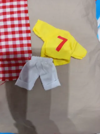 Cajita con 2 muñecos y ropa