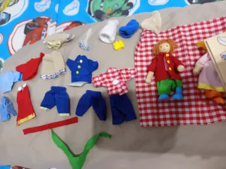 Cajita con 2 muñecos y ropa