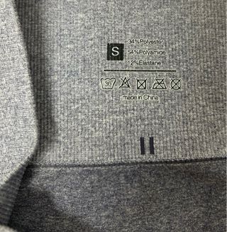 Conjunto deportivo gris