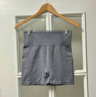 Conjunto deportivo gris