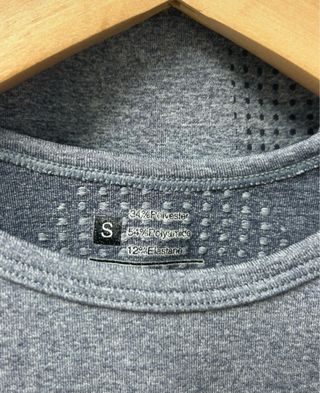 Conjunto deportivo gris