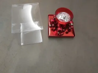 Portacandele rosso con decorazioni