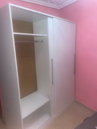 Guardaroba bianco con ante scorrevoli