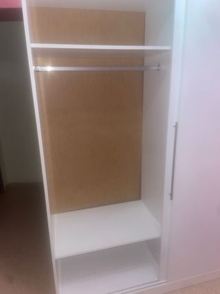 Guardaroba bianco con ante scorrevoli