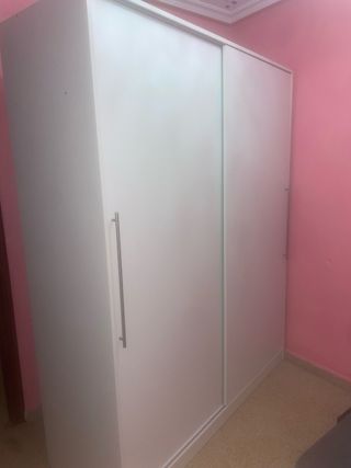 Guardaroba bianco con ante scorrevoli