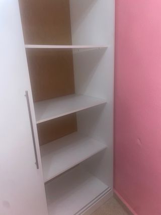 Guardaroba bianco con ante scorrevoli