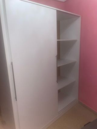 Guardaroba bianco con ante scorrevoli