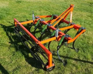 Cultivador 9 brazos y rodillo.