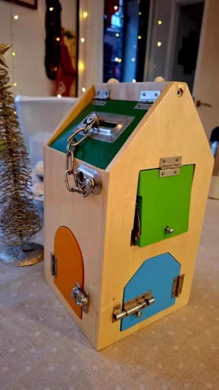 Casa de madera Montessori con cerraduras