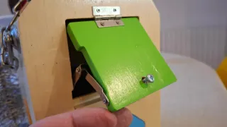 Casa de madera Montessori con cerraduras