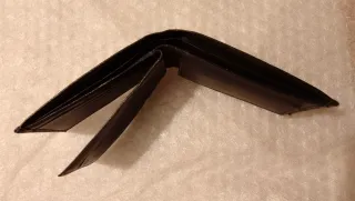 Cartera de cuero negra hecha a mano