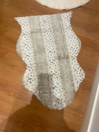 2 alfombras: redonda y animal print