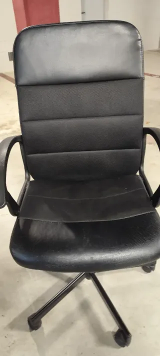 Silla de oficina negra