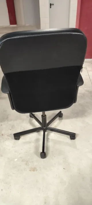 Silla de oficina negra