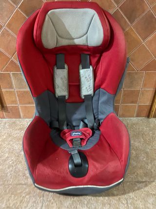 Seggiolino auto Chicco rosso e grigio