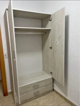 Armario de madera beige y blanco