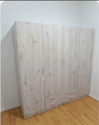 Armario de madera beige y blanco