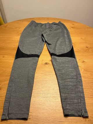 Pantalon chandal Nike gris oscuro. Talla S